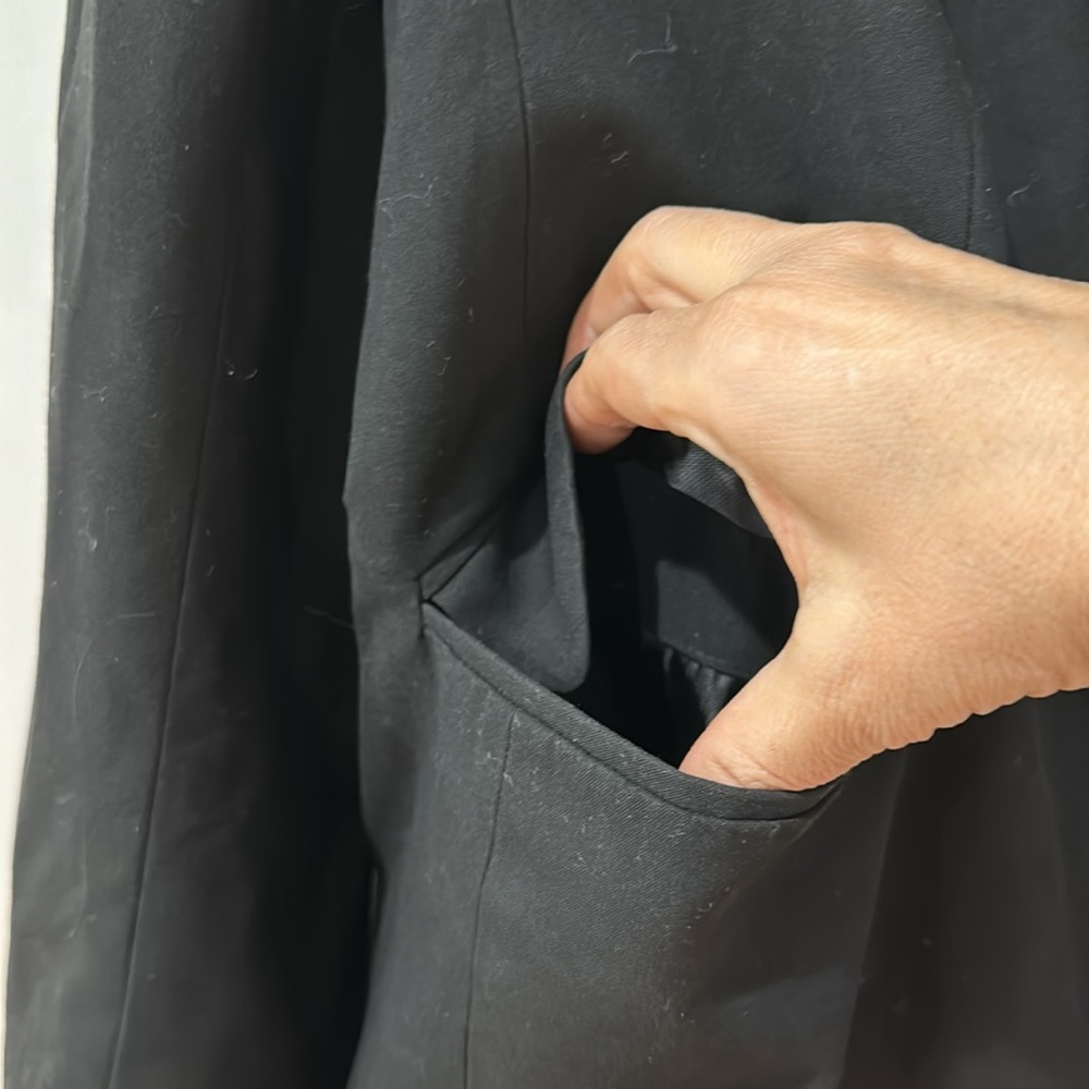 Chic Black Jacket - image 3